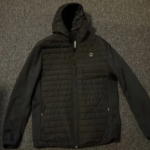 Jack & Jones jacka  - Jack & Jones jacka bra skick perfekt till våren 