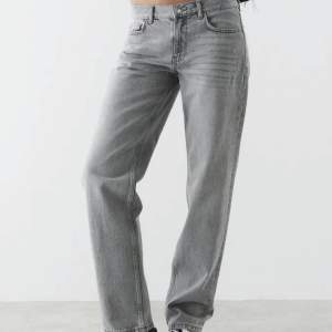 Jättefina Low Waist jeans. Knappt använda och i fint skick från Gina tricot.  Skriv privat för annat prisförslag.