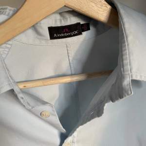 Säljer denna långärmade ljusblåa skjorta i väldigt bra skick, helt perfekt till sommaren! Säljs då den tyvärr inte kommer till användning och bara får hänga i garderoben. Hör av er vid frågor eller funderingar. Pris går att diskutera 😇