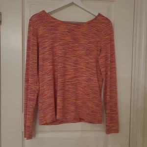 Träningstrja - Helt ny träningströja med öppen rygg. Pigga färger, och skön att ha på över träningstoppen.