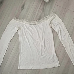 Långärmad spets  - Jättefin tröja som inte kommer till någon användning