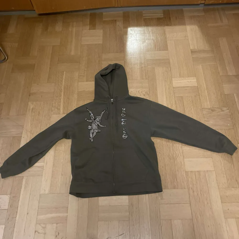 Säljer nu denna tvär feta one of one zip som är i toppskick som inte heller har några defekter så som hål, fläckar eller lösa pärlor. Väldigt eftertraktad hoodie som är slutsåld överallt med ett nypris på 1 500 kr, mitt pris: 999. Hoodies.