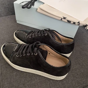 Lanvin skor - Hej säljer par helt nya lanvin skor. Allt og finns kvitto, box, dustbag o snören   Tveka inte på att höra av sig, fler bilder kan skickas. Storlek uk 9 om ni undrar som är ungefär 43, 44