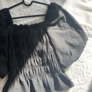 Topp  - Svart topp från pieces! Knappt använd, bra skick, passar s/m🖤