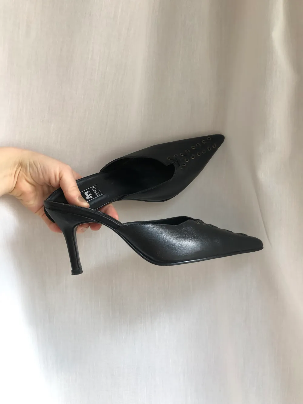 Supersnygga pointed heels i svart ”läder”. Storlek 6 aka 37 i eu. . Skor.