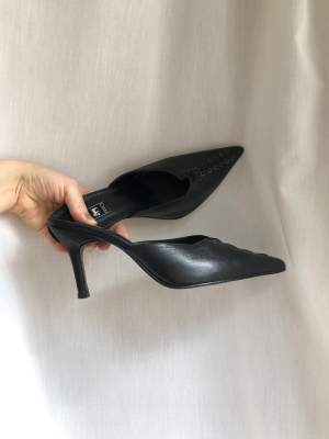 Supersnygga pointed heels i svart ”läder”. Storlek 6 aka 37 i eu. 