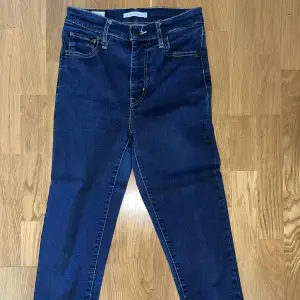 Mörkblåa högmidjade skinny jeans från Levis. Använda relativt mycket men är inte slitna i skrevet. Säljer då dem inte faller mig i smaken längre.  Ordinarie pris 1 150kr