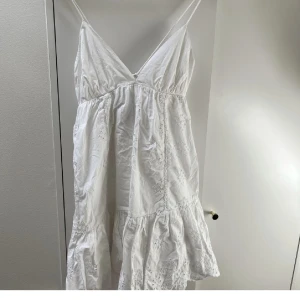 Klänning - Säljer denna jättefina sommarklänningen då den är för liten för mig tyvärr. ( inte genomskinlig ) 