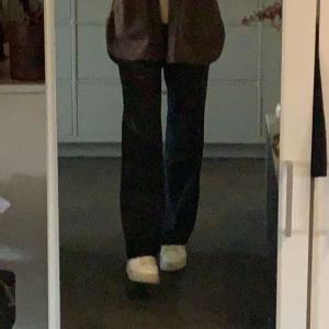 Kostymbyxor - Kostymbyxor med raka ben och medelhög midja men går att vika ner, kom privat för fler bilder💕