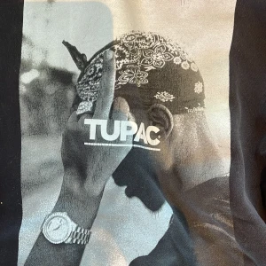 Tupac hoodie  - Svart hoodie med bild på tupac, bra kvalite, storlek s, köpare står för frakt