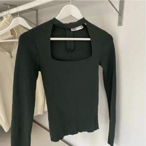 Säljer nu denna fina tröja från Zara! Nyskick då den är använd Max 3 gånger, säljer då den inte kommer till användning!