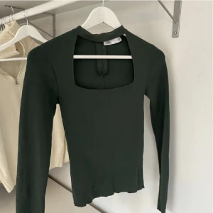 Grön Zara tröja  - Säljer nu denna fina tröja från Zara! Nyskick då den är använd Max 3 gånger, säljer då den inte kommer till användning!