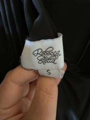 Rebecca Stella klänning  - Skitsnygg RS klänning, banden blir en stjärna på ryggen, stretchigt material, köparen står för frakten