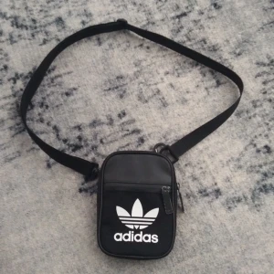 Adidas Axelväska  - Svart Adidas Axelväska. Bra skick. Kan shystera storleken.