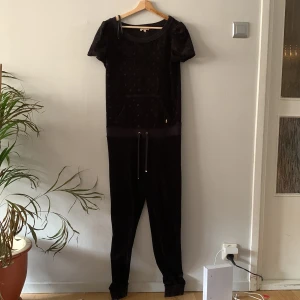 Juciy couture dress  -  Ändras som en väldigt fin den är tyvärr för långt för mig annars skulle jag ha den jättefint skick är öppen för prutning obs jag är jätte öppen för prutning🩷❤️❤️