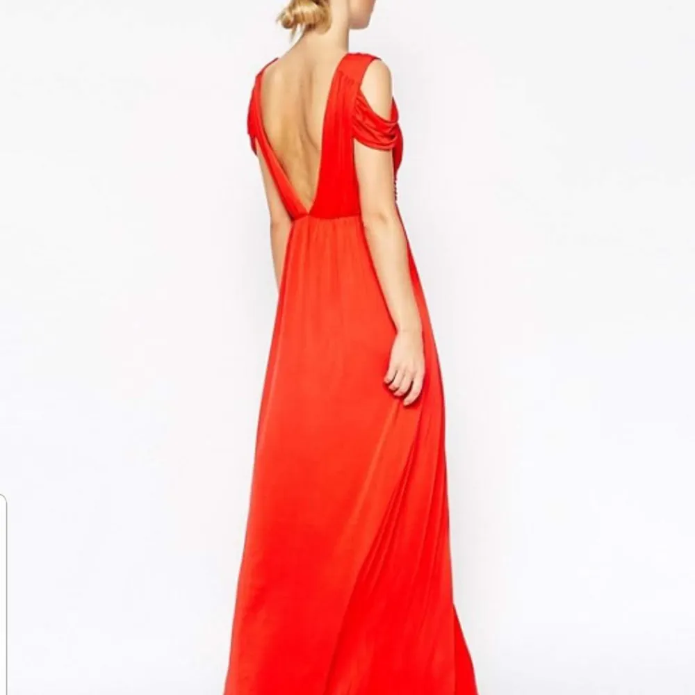 Röd långklänning med slits. Från ASOS, storlek 38/S-M. Aldrig använd! Fint material som ej blir skrynkligt.. Klänningar.