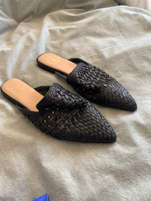 Spetsiga svarta sandaler från indiska