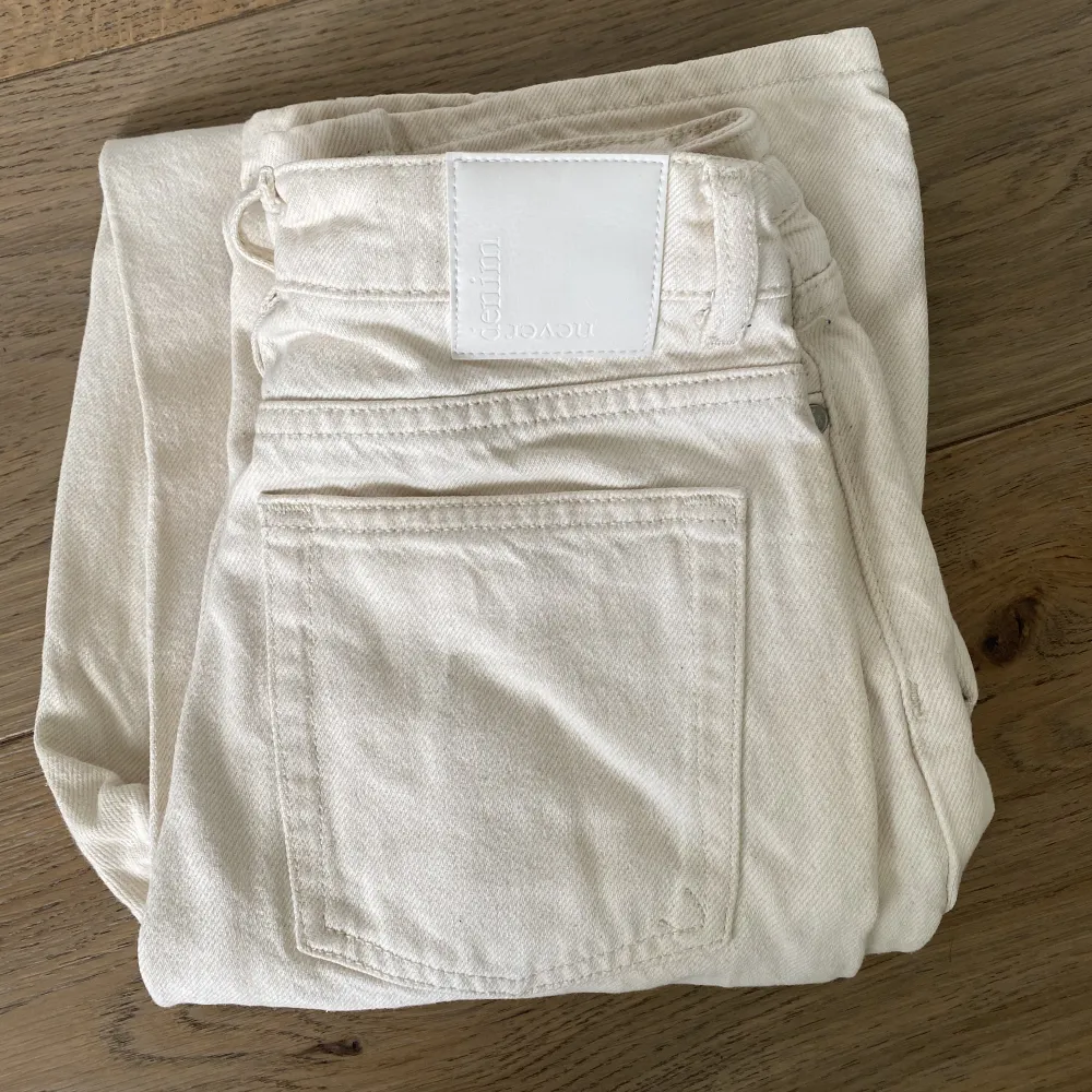 Beige/vita bootcut jeans. Size 25 och Leangth 32. Regular wide från Bik Bok. Bara använd ett fåtal gånger då de är för små i midja och lår men perfekt i längden för mig som är 164. Synd då de är så fina…🩵. Jeans & Byxor.