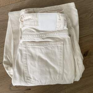 Beige/vita bootcut jeans. Size 25 och Leangth 32. Regular wide från Bik Bok. Bara använd ett fåtal gånger då de är för små i midja och lår men perfekt i längden för mig som är 164. Synd då de är så fina…🩵