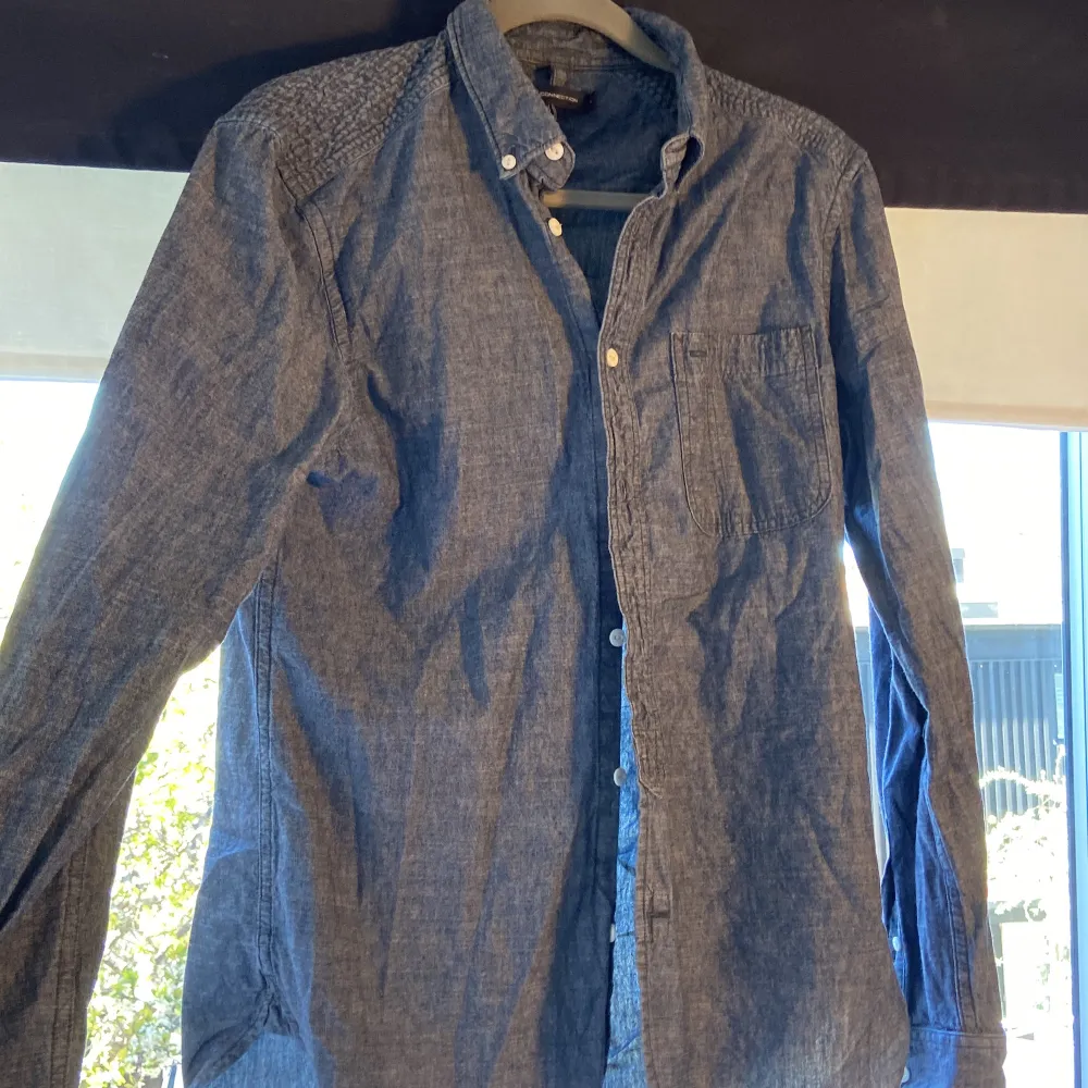 Säljer min gråblå skjorta från French connection. Endast använd 2-3 gånger. På bilden ej struken men kan fixa det ifall köparen vill. Köpt från Åhléns i Stockholm. Storlek S. (PS) Skjortan är inte en jeansskjorta. Skjortor.