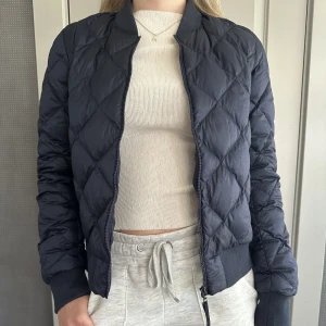 Uniqlo dunjackor - Säljer mina uniqlo dunjackor i olika färger Bild 1: Blå dunjacka SÅLD (finns i XS) Bild 2: Jättefin mörkgrön dunjacka SÅLD. Bild 3: beige dunjacka i S Alla jackor är använda ett fåtal gånger.  Det finns två stycken blåa dunjackor i S och Xs. 150kr/st