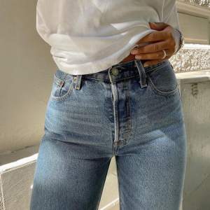 Säljer mina blåa jeans i modellen straight, storlek 28/34. 