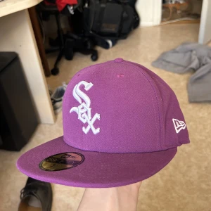 Lila white sox fitted cap - Superfin lila white sox fitted cap i storlek 7 1/4 57,7cm