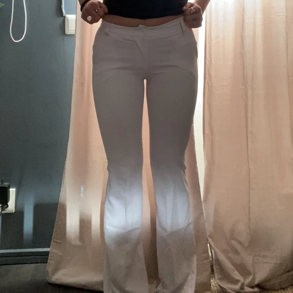 Ett par vita kostymbyxor använda en gång. Nypris 484kr🩵🪩Strlk S längd regular.. Jeans & Byxor.