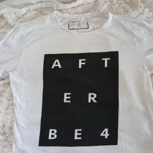 Zara t-shirt. Vit. Storlek XL - Najs Zara t-shirt. Vit. Storlek XL. 