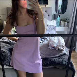 Klänning - Supersöt klänning i en pastell lila färg. PERFEKT sommarklänning till stranden men man kan även klä upp den 🕺🏼