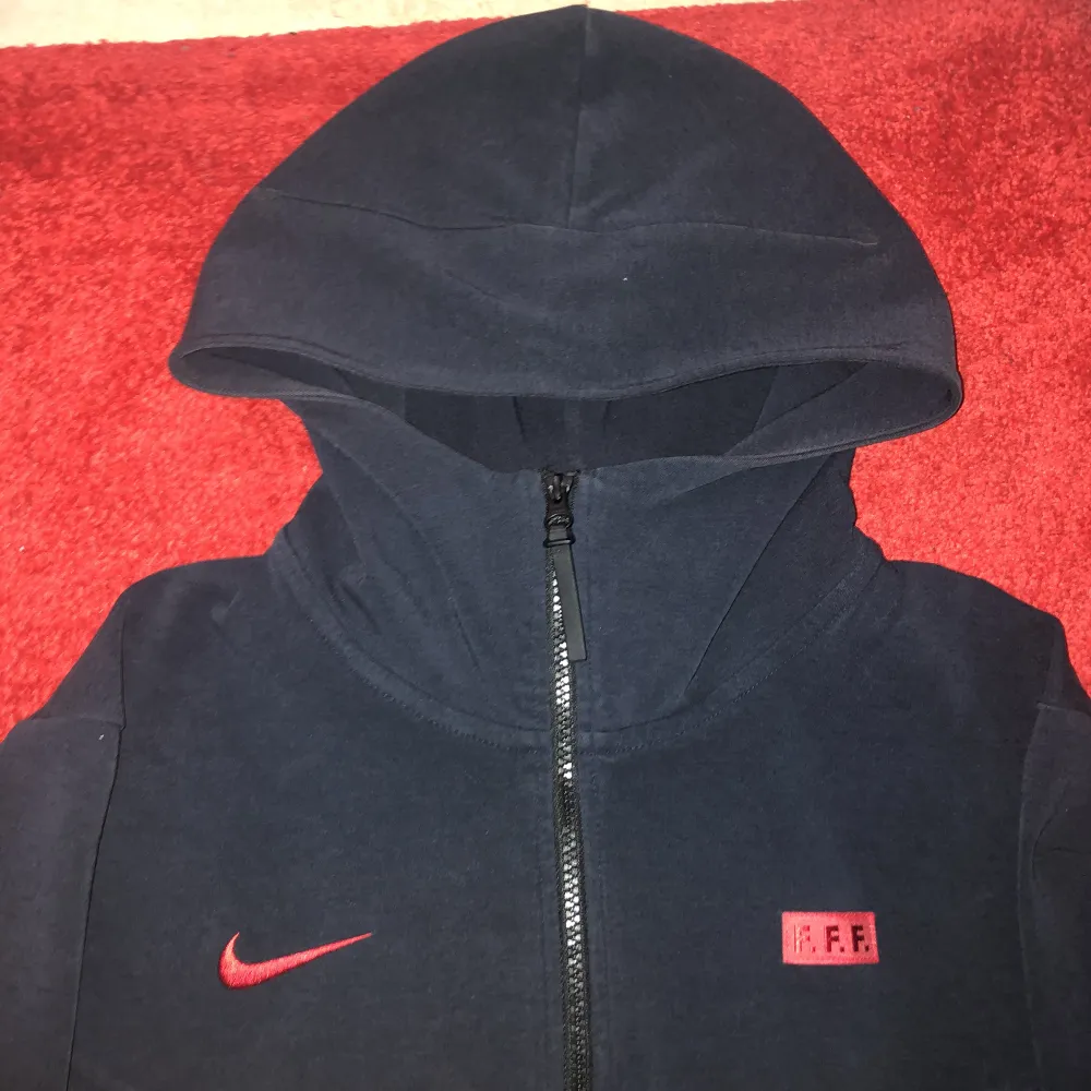 Hej säljer nu min Nike hoodie då jag inte använder den längre  Har inga håll eller fläckar  Köpt för 1349 säljer för 600kr Size L. Hoodies.