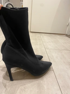 Klackar - Säljer dessa fina svarta klackar. Nästintill oanvända. Pris kan diskuteras💞