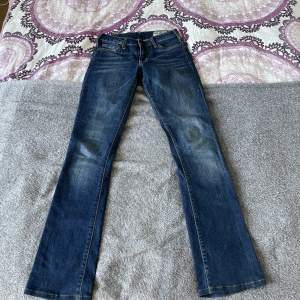 Säljer ett par crocker jeans i storlek 24/32 pga att dom inte passade mig ❤️ midjemåttet är ca 31cm rakt över och Innerbenslängden är 76cm. 