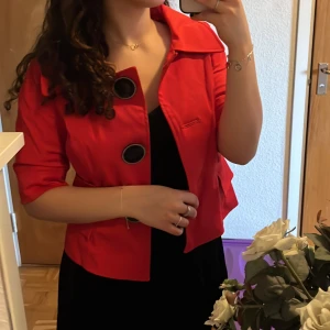 kappa - kortärmad kappa från zara 🤍🤍 perfekt till våren och sommaren, nyskick. står storlek L men jag brukar ha s/m