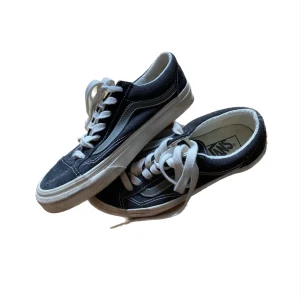 Vans skor - Svarta och grå Vans skor i bra skick! Dom är i storlek 36,5 