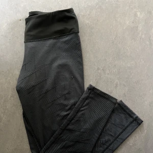 Adidas tights M - Träningstights från Adidas i storlek M - så mjuka och sköna! Bred linning i midjan och liten ficka på framsidan för nycklar eller kort etc 