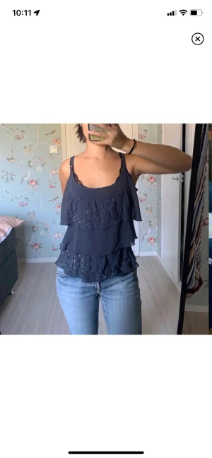 Volang linne - Ett linne med volanger och stenar/pärlor. Passar bra som festtopp och passar stl s-m. 💓