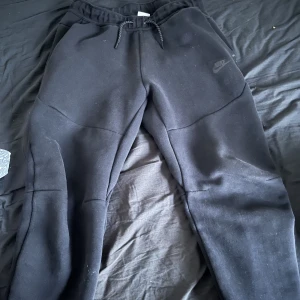 Tech fleece byxor  - Tech fleece byxor i bra skick, storlek M  Kan mötas i Örebro eller frakta