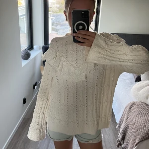 Virkad tröja - Säljer min så söta virkade/stickade tröja med fina detaljer och en volang i en krämvit färg☺️ från zara och har använt ett fåtal gånger