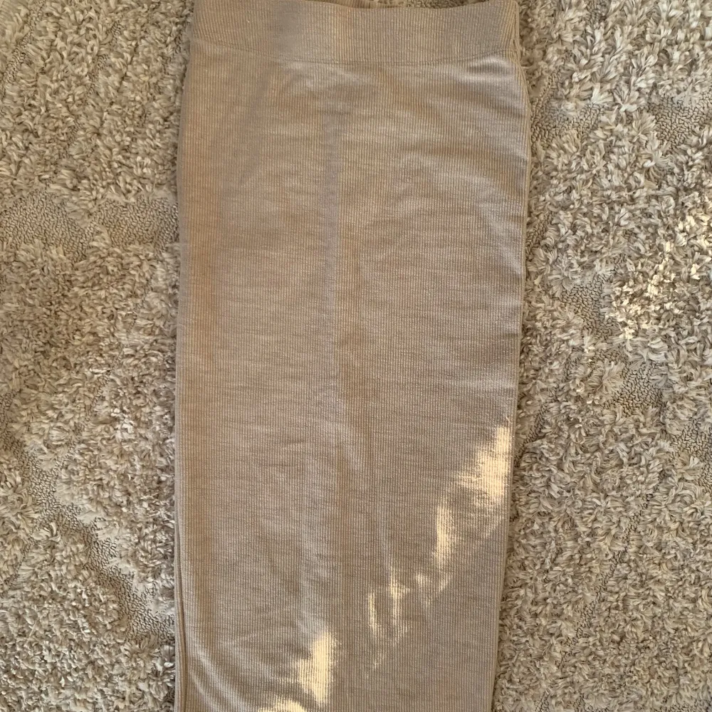 En fin beige ribbad kjol från Ginatricot i storlek XXS. Stretch i tyget. Endast använd 1 gång!. Kjolar.