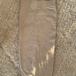 Beige ribbad kjol från Ginatricot, XXS - En fin beige ribbad kjol från Ginatricot i storlek XXS. Stretch i tyget. Endast använd 1 gång!