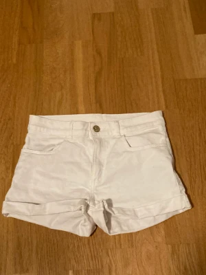  Vita jeans shorts  - Passar perfekt en varm sommar dag. Man kan vika ner dom så dom blir låg midijade. Har aldrig använt ❤️