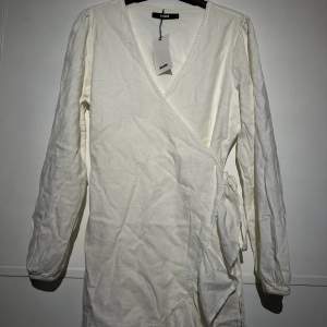 Vit fin omlottklänning från bikbok, helt oanvänd (prislapp kvar) nypris 500 säljer för 450 men kan gå ner i pris vid snabb affär. 