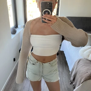 Tröja  - Stickad tröja med bara ärmar i en beige färg från hm☺️