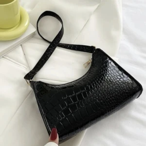 Väska - Säljer denna axelväska 🦋 hör av er vid minsta intresse eller funderingar (skriv till mig innan ni klickar på köp nu)🫶 spårbar frakt på 29kr tillkommer📦