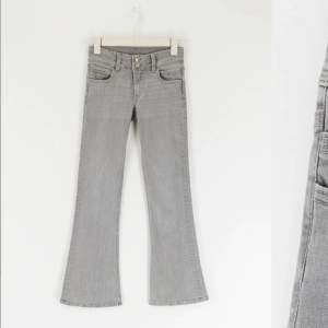 Gråa jeans ifrån ginatricot ❤️ supersnygga och nyskick! Använt nån gång 