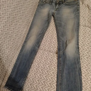 Lågmidjade jeans  - Sjukt fina lågmidjade jeans som tyvärr inte passade mig😭😭men kom privat för flera bilder och måtten 