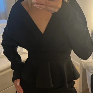 Off-shoulder topp från Nelly.com - Jättesnygg svart off-shoulder topp från Nelly.com. Du kan justera om du vill ha toppen längre ned på axlarna.  Passar till alla festliga tillfällen