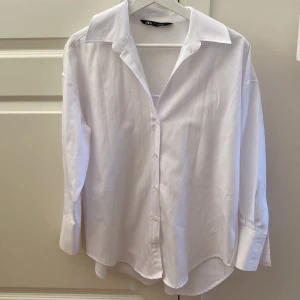 Vit skjorta - Vit skjorta från Zara. Aldrig använt.  Längre baktill 
