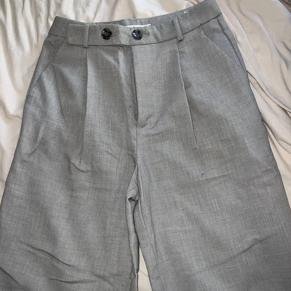 Knappt använda gråa raka kostymbyxor från stradivarius i storlek 36. Nypris 399kr. Pris kan diskuteras☺️. Jeans & Byxor.